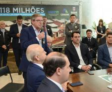 O governador Carlos Massa Ratinho Junior confirmou nesta quarta-feira (9) mais 1.494 novas casas populares para moradores de 33 municípios paranaenses. São imóveis financiados, casas repassadas gratuitamente a famílias de baixa renda e condomínios para pessoas idosas. O investimento é de R$ 118 milhões, com recursos do Tesouro Estadual, por meio do programa Habita Paraná, e de financiamento do Banco Interamericano de Desenvolvimento (BID).