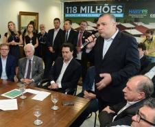 O governador Carlos Massa Ratinho Junior confirmou nesta quarta-feira (9) mais 1.494 novas casas populares para moradores de 33 municípios paranaenses. São imóveis financiados, casas repassadas gratuitamente a famílias de baixa renda e condomínios para pessoas idosas. O investimento é de R$ 118 milhões, com recursos do Tesouro Estadual, por meio do programa Habita Paraná, e de financiamento do Banco Interamericano de Desenvolvimento (BID).