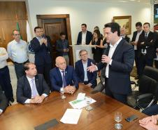 O governador Carlos Massa Ratinho Junior confirmou nesta quarta-feira (9) mais 1.494 novas casas populares para moradores de 33 municípios paranaenses. São imóveis financiados, casas repassadas gratuitamente a famílias de baixa renda e condomínios para pessoas idosas. O investimento é de R$ 118 milhões, com recursos do Tesouro Estadual, por meio do programa Habita Paraná, e de financiamento do Banco Interamericano de Desenvolvimento (BID).