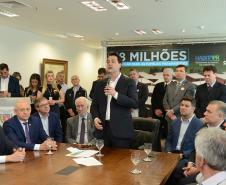 O governador Carlos Massa Ratinho Junior confirmou nesta quarta-feira (9) mais 1.494 novas casas populares para moradores de 33 municípios paranaenses. São imóveis financiados, casas repassadas gratuitamente a famílias de baixa renda e condomínios para pessoas idosas. O investimento é de R$ 118 milhões, com recursos do Tesouro Estadual, por meio do programa Habita Paraná, e de financiamento do Banco Interamericano de Desenvolvimento (BID).