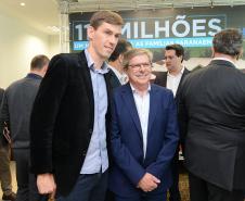 O governador Carlos Massa Ratinho Junior confirmou nesta quarta-feira (9) mais 1.494 novas casas populares para moradores de 33 municípios paranaenses. São imóveis financiados, casas repassadas gratuitamente a famílias de baixa renda e condomínios para pessoas idosas. O investimento é de R$ 118 milhões, com recursos do Tesouro Estadual, por meio do programa Habita Paraná, e de financiamento do Banco Interamericano de Desenvolvimento (BID).