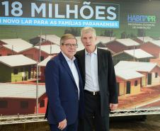 O governador Carlos Massa Ratinho Junior confirmou nesta quarta-feira (9) mais 1.494 novas casas populares para moradores de 33 municípios paranaenses. São imóveis financiados, casas repassadas gratuitamente a famílias de baixa renda e condomínios para pessoas idosas. O investimento é de R$ 118 milhões, com recursos do Tesouro Estadual, por meio do programa Habita Paraná, e de financiamento do Banco Interamericano de Desenvolvimento (BID).