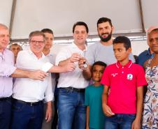 O governador Carlos Massa Ratinho Junior entregou nesta sexta-feira (11) as chaves de 133 casas populares a famílias de Nova Esperança, na região Noroeste do Paraná. O Residencial Pioneiro Orestes Men recebeu R$ 10,4 milhões de investimentos do Governo do Estado, Governo Federal e município em sua construção.