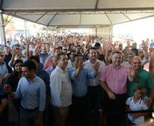 O governador Carlos Massa Ratinho Junior entregou nesta sexta-feira (11) as chaves de 133 casas populares a famílias de Nova Esperança, na região Noroeste do Paraná. O Residencial Pioneiro Orestes Men recebeu R$ 10,4 milhões de investimentos do Governo do Estado, Governo Federal e município em sua construção.