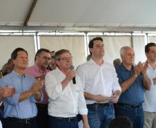 O governador Carlos Massa Ratinho Junior entregou nesta sexta-feira (11) as chaves de 133 casas populares a famílias de Nova Esperança, na região Noroeste do Paraná. O Residencial Pioneiro Orestes Men recebeu R$ 10,4 milhões de investimentos do Governo do Estado, Governo Federal e município em sua construção.