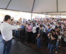 O governador Carlos Massa Ratinho Junior repassou nesta sexta-feira (11), em Nova Esperança, as chaves de moradias populares para 133 famílias do município. Presentes: prefeito de Nova Esperança, Moacir Olivatti, secretários: da Saúde, Beto Preto; de Desenvolvimento Urbano, João Carlos Ortega; presidente da Cohapar, Jorge Lange; entre outros.Nova Esperança, 11-10-19.Foto: Arnaldo Alves / AEN.