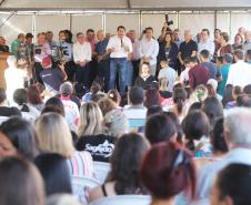 O governador Carlos Massa Ratinho Junior repassou nesta sexta-feira (11), em Nova Esperança, as chaves de moradias populares para 133 famílias do município. Presentes: prefeito de Nova Esperança, Moacir Olivatti, secretários: da Saúde, Beto Preto; de Desenvolvimento Urbano, João Carlos Ortega; presidente da Cohapar, Jorge Lange; entre outros.Nova Esperança, 11-10-19.Foto: Arnaldo Alves / AEN.