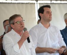 O governador Carlos Massa Ratinho Junior entregou nesta sexta-feira (11) as chaves de 133 casas populares a famílias de Nova Esperança, na região Noroeste do Paraná. O Residencial Pioneiro Orestes Men recebeu R$ 10,4 milhões de investimentos do Governo do Estado, Governo Federal e município em sua construção.