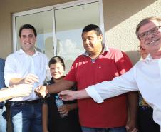O governador Carlos Massa Ratinho Junior repassou nesta sexta-feira (11), em Nova Esperança, as chaves de moradias populares para 133 famílias do município. Presentes: prefeito de Nova Esperança, Moacir Olivatti, secretários: da Saúde, Beto Preto; de Desenvolvimento Urbano, João Carlos Ortega; presidente da Cohapar, Jorge Lange; entre outros.Nova Esperança, 11-10-19.Foto: Arnaldo Alves / AEN.