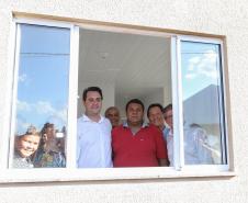 O governador Carlos Massa Ratinho Junior repassou nesta sexta-feira (11), em Nova Esperança, as chaves de moradias populares para 133 famílias do município. Presentes: prefeito de Nova Esperança, Moacir Olivatti, secretários: da Saúde, Beto Preto; de Desenvolvimento Urbano, João Carlos Ortega; presidente da Cohapar, Jorge Lange; entre outros.Nova Esperança, 11-10-19.Foto: Arnaldo Alves / AEN.