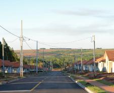 O governador Carlos Massa Ratinho Junior entregou nesta sexta-feira (11) as chaves de 133 casas populares a famílias de Nova Esperança, na região Noroeste do Paraná. O Residencial Pioneiro Orestes Men recebeu R$ 10,4 milhões de investimentos do Governo do Estado, Governo Federal e município em sua construção.