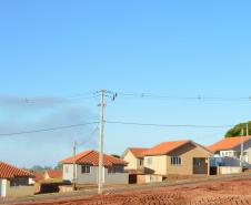 O governador Carlos Massa Ratinho Junior entregou nesta sexta-feira (11) as chaves de 133 casas populares a famílias de Nova Esperança, na região Noroeste do Paraná. O Residencial Pioneiro Orestes Men recebeu R$ 10,4 milhões de investimentos do Governo do Estado, Governo Federal e município em sua construção.