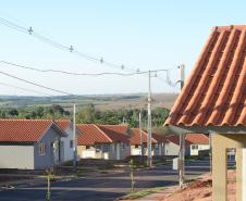 O governador Carlos Massa Ratinho Junior entregou nesta sexta-feira (11) as chaves de 133 casas populares a famílias de Nova Esperança, na região Noroeste do Paraná. O Residencial Pioneiro Orestes Men recebeu R$ 10,4 milhões de investimentos do Governo do Estado, Governo Federal e município em sua construção.