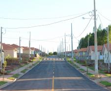O governador Carlos Massa Ratinho Junior entregou nesta sexta-feira (11) as chaves de 133 casas populares a famílias de Nova Esperança, na região Noroeste do Paraná. O Residencial Pioneiro Orestes Men recebeu R$ 10,4 milhões de investimentos do Governo do Estado, Governo Federal e município em sua construção.