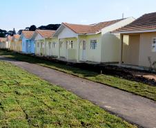 O bairro Guarituba, em Piraquara, passa por uma extensa intervenção do poder público, com obras de habitação popular, infraestrutura, saneamento, urbanização e regularização fundiária, financiadas pelo Programa de Aceleração do Crescimento (PAC). Como as obras acontecem simultaneamente e são executadas por diversos órgãos, técnicos da Cohapar, Sanepar e prefeitura se reuniram nesta semana para alinhar as ações de trabalho.