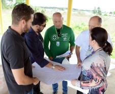 O bairro Guarituba, em Piraquara, passa por uma extensa intervenção do poder público, com obras de habitação popular, infraestrutura, saneamento, urbanização e regularização fundiária, financiadas pelo Programa de Aceleração do Crescimento (PAC). Como as obras acontecem simultaneamente e são executadas por diversos órgãos, técnicos da Cohapar, Sanepar e prefeitura se reuniram nesta semana para alinhar as ações de trabalho.