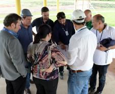 O bairro Guarituba, em Piraquara, passa por uma extensa intervenção do poder público, com obras de habitação popular, infraestrutura, saneamento, urbanização e regularização fundiária, financiadas pelo Programa de Aceleração do Crescimento (PAC). Como as obras acontecem simultaneamente e são executadas por diversos órgãos, técnicos da Cohapar, Sanepar e prefeitura se reuniram nesta semana para alinhar as ações de trabalho.