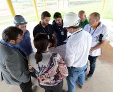 O bairro Guarituba, em Piraquara, passa por uma extensa intervenção do poder público, com obras de habitação popular, infraestrutura, saneamento, urbanização e regularização fundiária, financiadas pelo Programa de Aceleração do Crescimento (PAC). Como as obras acontecem simultaneamente e são executadas por diversos órgãos, técnicos da Cohapar, Sanepar e prefeitura se reuniram nesta semana para alinhar as ações de trabalho.