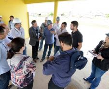 O bairro Guarituba, em Piraquara, passa por uma extensa intervenção do poder público, com obras de habitação popular, infraestrutura, saneamento, urbanização e regularização fundiária, financiadas pelo Programa de Aceleração do Crescimento (PAC). Como as obras acontecem simultaneamente e são executadas por diversos órgãos, técnicos da Cohapar, Sanepar e prefeitura se reuniram nesta semana para alinhar as ações de trabalho.