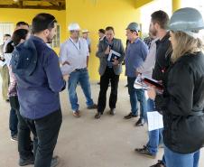 O bairro Guarituba, em Piraquara, passa por uma extensa intervenção do poder público, com obras de habitação popular, infraestrutura, saneamento, urbanização e regularização fundiária, financiadas pelo Programa de Aceleração do Crescimento (PAC). Como as obras acontecem simultaneamente e são executadas por diversos órgãos, técnicos da Cohapar, Sanepar e prefeitura se reuniram nesta semana para alinhar as ações de trabalho.