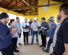 O bairro Guarituba, em Piraquara, passa por uma extensa intervenção do poder público, com obras de habitação popular, infraestrutura, saneamento, urbanização e regularização fundiária, financiadas pelo Programa de Aceleração do Crescimento (PAC). Como as obras acontecem simultaneamente e são executadas por diversos órgãos, técnicos da Cohapar, Sanepar e prefeitura se reuniram nesta semana para alinhar as ações de trabalho.