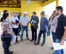 O bairro Guarituba, em Piraquara, passa por uma extensa intervenção do poder público, com obras de habitação popular, infraestrutura, saneamento, urbanização e regularização fundiária, financiadas pelo Programa de Aceleração do Crescimento (PAC). Como as obras acontecem simultaneamente e são executadas por diversos órgãos, técnicos da Cohapar, Sanepar e prefeitura se reuniram nesta semana para alinhar as ações de trabalho.
