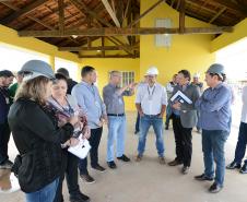 O bairro Guarituba, em Piraquara, passa por uma extensa intervenção do poder público, com obras de habitação popular, infraestrutura, saneamento, urbanização e regularização fundiária, financiadas pelo Programa de Aceleração do Crescimento (PAC). Como as obras acontecem simultaneamente e são executadas por diversos órgãos, técnicos da Cohapar, Sanepar e prefeitura se reuniram nesta semana para alinhar as ações de trabalho.