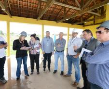 O bairro Guarituba, em Piraquara, passa por uma extensa intervenção do poder público, com obras de habitação popular, infraestrutura, saneamento, urbanização e regularização fundiária, financiadas pelo Programa de Aceleração do Crescimento (PAC). Como as obras acontecem simultaneamente e são executadas por diversos órgãos, técnicos da Cohapar, Sanepar e prefeitura se reuniram nesta semana para alinhar as ações de trabalho.