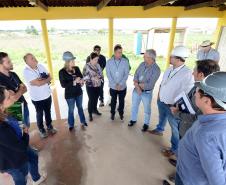 O bairro Guarituba, em Piraquara, passa por uma extensa intervenção do poder público, com obras de habitação popular, infraestrutura, saneamento, urbanização e regularização fundiária, financiadas pelo Programa de Aceleração do Crescimento (PAC). Como as obras acontecem simultaneamente e são executadas por diversos órgãos, técnicos da Cohapar, Sanepar e prefeitura se reuniram nesta semana para alinhar as ações de trabalho.