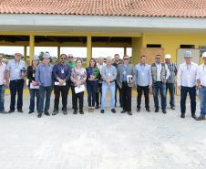O bairro Guarituba, em Piraquara, passa por uma extensa intervenção do poder público, com obras de habitação popular, infraestrutura, saneamento, urbanização e regularização fundiária, financiadas pelo Programa de Aceleração do Crescimento (PAC). Como as obras acontecem simultaneamente e são executadas por diversos órgãos, técnicos da Cohapar, Sanepar e prefeitura se reuniram nesta semana para alinhar as ações de trabalho.