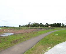 O bairro Guarituba, em Piraquara, passa por uma extensa intervenção do poder público, com obras de habitação popular, infraestrutura, saneamento, urbanização e regularização fundiária, financiadas pelo Programa de Aceleração do Crescimento (PAC). Como as obras acontecem simultaneamente e são executadas por diversos órgãos, técnicos da Cohapar, Sanepar e prefeitura se reuniram nesta semana para alinhar as ações de trabalho.