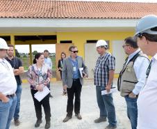 O bairro Guarituba, em Piraquara, passa por uma extensa intervenção do poder público, com obras de habitação popular, infraestrutura, saneamento, urbanização e regularização fundiária, financiadas pelo Programa de Aceleração do Crescimento (PAC). Como as obras acontecem simultaneamente e são executadas por diversos órgãos, técnicos da Cohapar, Sanepar e prefeitura se reuniram nesta semana para alinhar as ações de trabalho.