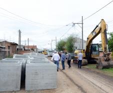 O bairro Guarituba, em Piraquara, passa por uma extensa intervenção do poder público, com obras de habitação popular, infraestrutura, saneamento, urbanização e regularização fundiária, financiadas pelo Programa de Aceleração do Crescimento (PAC). Como as obras acontecem simultaneamente e são executadas por diversos órgãos, técnicos da Cohapar, Sanepar e prefeitura se reuniram nesta semana para alinhar as ações de trabalho.