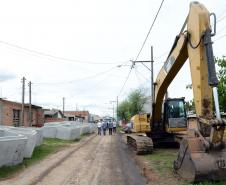 O bairro Guarituba, em Piraquara, passa por uma extensa intervenção do poder público, com obras de habitação popular, infraestrutura, saneamento, urbanização e regularização fundiária, financiadas pelo Programa de Aceleração do Crescimento (PAC). Como as obras acontecem simultaneamente e são executadas por diversos órgãos, técnicos da Cohapar, Sanepar e prefeitura se reuniram nesta semana para alinhar as ações de trabalho.
