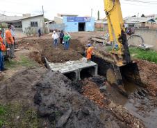 O bairro Guarituba, em Piraquara, passa por uma extensa intervenção do poder público, com obras de habitação popular, infraestrutura, saneamento, urbanização e regularização fundiária, financiadas pelo Programa de Aceleração do Crescimento (PAC). Como as obras acontecem simultaneamente e são executadas por diversos órgãos, técnicos da Cohapar, Sanepar e prefeitura se reuniram nesta semana para alinhar as ações de trabalho.