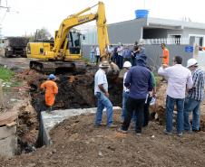O bairro Guarituba, em Piraquara, passa por uma extensa intervenção do poder público, com obras de habitação popular, infraestrutura, saneamento, urbanização e regularização fundiária, financiadas pelo Programa de Aceleração do Crescimento (PAC). Como as obras acontecem simultaneamente e são executadas por diversos órgãos, técnicos da Cohapar, Sanepar e prefeitura se reuniram nesta semana para alinhar as ações de trabalho.