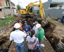 O bairro Guarituba, em Piraquara, passa por uma extensa intervenção do poder público, com obras de habitação popular, infraestrutura, saneamento, urbanização e regularização fundiária, financiadas pelo Programa de Aceleração do Crescimento (PAC). Como as obras acontecem simultaneamente e são executadas por diversos órgãos, técnicos da Cohapar, Sanepar e prefeitura se reuniram nesta semana para alinhar as ações de trabalho.