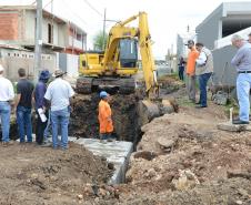O bairro Guarituba, em Piraquara, passa por uma extensa intervenção do poder público, com obras de habitação popular, infraestrutura, saneamento, urbanização e regularização fundiária, financiadas pelo Programa de Aceleração do Crescimento (PAC). Como as obras acontecem simultaneamente e são executadas por diversos órgãos, técnicos da Cohapar, Sanepar e prefeitura se reuniram nesta semana para alinhar as ações de trabalho.