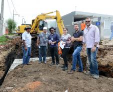 O bairro Guarituba, em Piraquara, passa por uma extensa intervenção do poder público, com obras de habitação popular, infraestrutura, saneamento, urbanização e regularização fundiária, financiadas pelo Programa de Aceleração do Crescimento (PAC). Como as obras acontecem simultaneamente e são executadas por diversos órgãos, técnicos da Cohapar, Sanepar e prefeitura se reuniram nesta semana para alinhar as ações de trabalho.