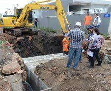 O bairro Guarituba, em Piraquara, passa por uma extensa intervenção do poder público, com obras de habitação popular, infraestrutura, saneamento, urbanização e regularização fundiária, financiadas pelo Programa de Aceleração do Crescimento (PAC). Como as obras acontecem simultaneamente e são executadas por diversos órgãos, técnicos da Cohapar, Sanepar e prefeitura se reuniram nesta semana para alinhar as ações de trabalho.