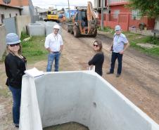 O bairro Guarituba, em Piraquara, passa por uma extensa intervenção do poder público, com obras de habitação popular, infraestrutura, saneamento, urbanização e regularização fundiária, financiadas pelo Programa de Aceleração do Crescimento (PAC). Como as obras acontecem simultaneamente e são executadas por diversos órgãos, técnicos da Cohapar, Sanepar e prefeitura se reuniram nesta semana para alinhar as ações de trabalho.