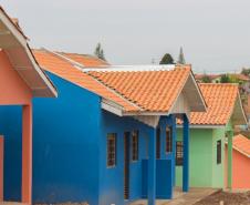 O bairro Guarituba, em Piraquara, passa por uma extensa intervenção do poder público, com obras de habitação popular, infraestrutura, saneamento, urbanização e regularização fundiária, financiadas pelo Programa de Aceleração do Crescimento (PAC). Como as obras acontecem simultaneamente e são executadas por diversos órgãos, técnicos da Cohapar, Sanepar e prefeitura se reuniram nesta semana para alinhar as ações de trabalho.