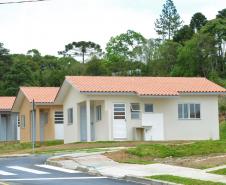 Quarenta e oito famílias de Rio Azul receberam nesta quinta-feira (17) as chaves de suas novas moradias. Elas são as novas moradoras do Residencial Rio Azul VII, empreendimento construído em uma parceria do Governo do Paraná, Governo Federal e prefeitura na cidade, na região Centro-Sul do estado.