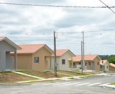 Quarenta e oito famílias de Rio Azul receberam nesta quinta-feira (17) as chaves de suas novas moradias. Elas são as novas moradoras do Residencial Rio Azul VII, empreendimento construído em uma parceria do Governo do Paraná, Governo Federal e prefeitura na cidade, na região Centro-Sul do estado.