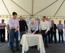 Quarenta e oito famílias de Rio Azul receberam nesta quinta-feira (17) as chaves de suas novas moradias. Elas são as novas moradoras do Residencial Rio Azul VII, empreendimento construído em uma parceria do Governo do Paraná, Governo Federal e prefeitura na cidade, na região Centro-Sul do estado.