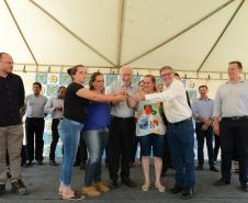 Quarenta e oito famílias de Rio Azul receberam nesta quinta-feira (17) as chaves de suas novas moradias. Elas são as novas moradoras do Residencial Rio Azul VII, empreendimento construído em uma parceria do Governo do Paraná, Governo Federal e prefeitura na cidade, na região Centro-Sul do estado.