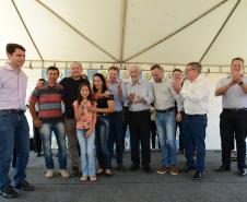 Quarenta e oito famílias de Rio Azul receberam nesta quinta-feira (17) as chaves de suas novas moradias. Elas são as novas moradoras do Residencial Rio Azul VII, empreendimento construído em uma parceria do Governo do Paraná, Governo Federal e prefeitura na cidade, na região Centro-Sul do estado.
