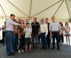 Quarenta e oito famílias de Rio Azul receberam nesta quinta-feira (17) as chaves de suas novas moradias. Elas são as novas moradoras do Residencial Rio Azul VII, empreendimento construído em uma parceria do Governo do Paraná, Governo Federal e prefeitura na cidade, na região Centro-Sul do estado.