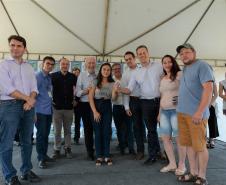 Quarenta e oito famílias de Rio Azul receberam nesta quinta-feira (17) as chaves de suas novas moradias. Elas são as novas moradoras do Residencial Rio Azul VII, empreendimento construído em uma parceria do Governo do Paraná, Governo Federal e prefeitura na cidade, na região Centro-Sul do estado.