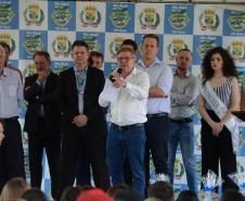 Quarenta e oito famílias de Rio Azul receberam nesta quinta-feira (17) as chaves de suas novas moradias. Elas são as novas moradoras do Residencial Rio Azul VII, empreendimento construído em uma parceria do Governo do Paraná, Governo Federal e prefeitura na cidade, na região Centro-Sul do estado.